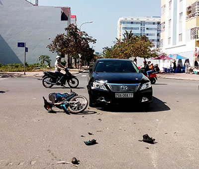 Xe máy tông xế hộp, 2 người nhập viện
