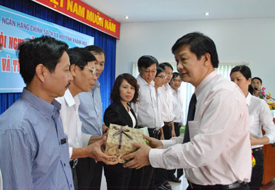 Đồng chí Trần Sơn Hải trao thưởng cho đại diện các đơn vị.