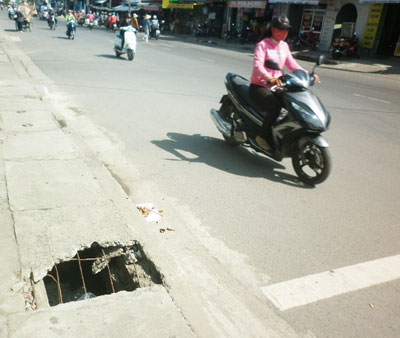 "Bẫy" trên vỉa hè