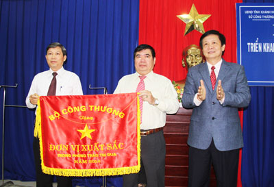 Đồng chí Trần Sơn Hải thay mặt Bộ Công Thương trao Cờ thi đua cho tập thể Sở Công Thương.