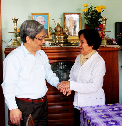 Đồng chí Lê Xuân Thân - Phó Chủ tịch UBND tỉnh thăm hỏi sức khỏe gia đình ông Nguyễn Chí Quyết.