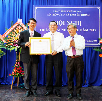 Đồng chí Lê Xuân Thân - Phó Chủ tịch UBND tỉnh trao bằng khen của Bộ Thông tin và Truyền thông cho Sở Thông tin và Truyền thông.