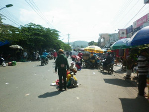 Họp chợ giữa đường