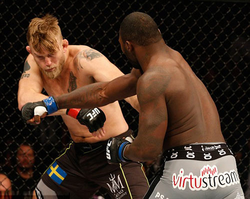 Anthony Johnson knock-out tay đấm Thụy Điển bằng một loạt đòn đấm.