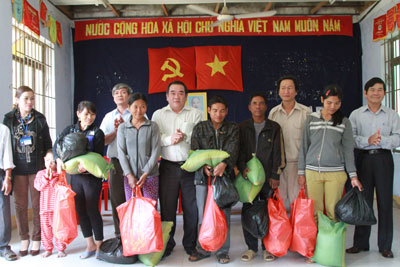 Đại diện các đơn vị tặng Tết cho bà con.