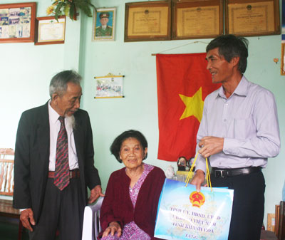 Thăm, chúc Tết các gia đình chính sách và cán bộ chủ chốt đã từ trần