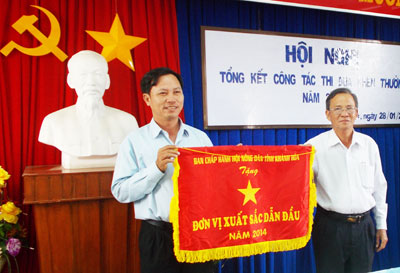 Lãnh đạo Hội Nông dân tỉnh trao cờ dẫn đầu cho Hội Nông dân thị xã Ninh Hòa.