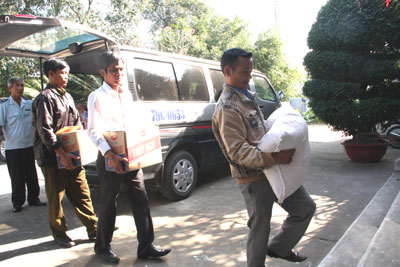 Chuyển quà từ xe vào