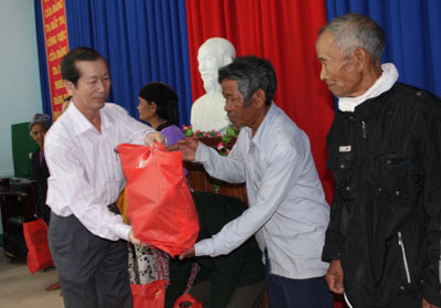 Ông Nguyễn Chuyện – Chủ nhiệm Uỷ ban Kiểm tra Tỉnh uỷ tặng quà cho người dân.