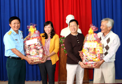 Đại diện các đơn vị trong nhóm đỡ đầu trao quà cho các nhà trường.