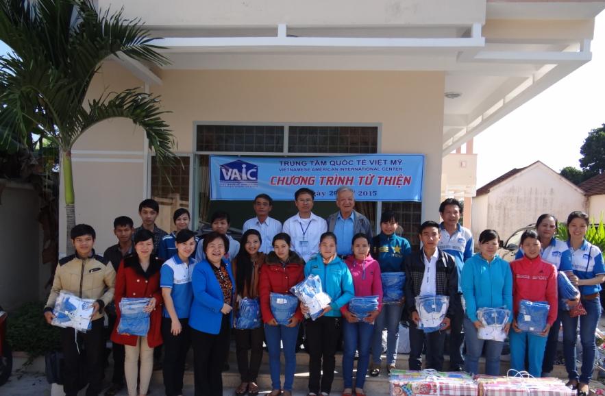 Trao quà từ thiện cho các hộ nghèo và trường học tại huyện Khánh Vĩnh