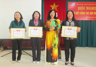 Bà Nguyễn Thị Nhung - Chủ tịch Hội Liên hiệp Phụ nữ tỉnh trao giấy khen cho các tập thể.