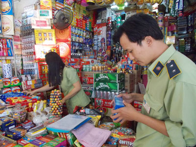 Đoàn kiểm tra một đại lý tại chợ Đầm.