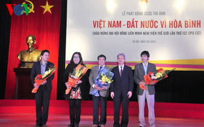 TS Nguyễn Sỹ Dũng (thứ tư, từ trái sang) - Phó Chủ nhiệm Văn phòng Quốc hội tặng hoa cho các thành viên Ban giám khảo cuộc thi