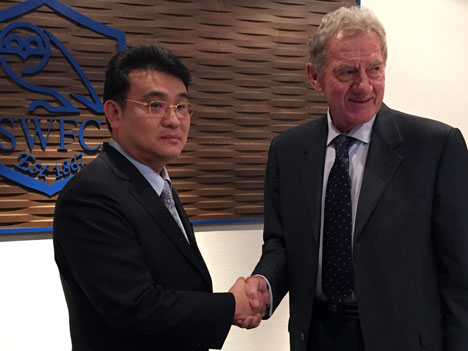 Dejphon Chansiri (trái) bên cạnh cựu chủ tịch Sheffield Wednesday Mandaric. Ảnh: SWFC.