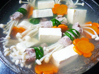 Canh thịt bò cuộn nấm kim châm