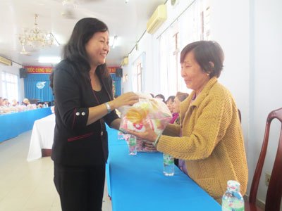 Các đơn vị tặng quà Tết tại một số địa phương