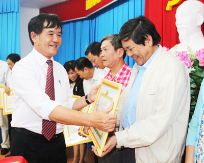 Đồng chí Ngô Hữu Giác, Bí thư Đảng ủy Khối Doanh nghiệp tặng giấy khen cho các chi bộ, đảng viên xuất sắc.