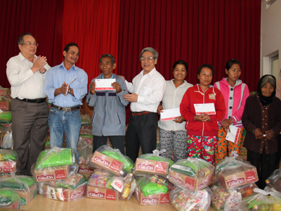 Trao 323 phần quà Tết cho người dân xã Sơn Trung