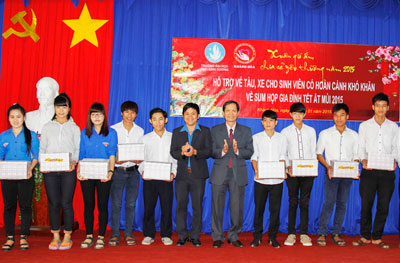 Hỗ trợ sinh viên mua vé tàu, xe về quê đón Tết