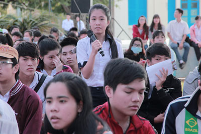 Học sinh nghe các chuyên gia tư vấn. 