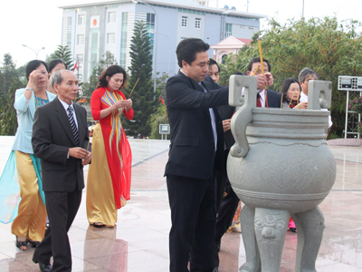 Đoàn của Thành ủy Cam Ranh do ông Nguyễn Khắc Toàn dẫn đầu dâng hương tại Tượng đài Bác Hồ