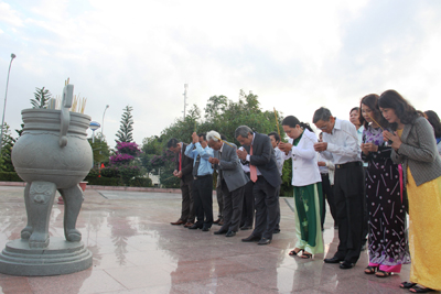 Đoàn của UBND TP. Cam Ranh dâng hương tại Tượng đài Bác Hồ