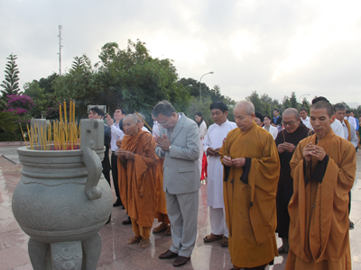 Đoàn của UBMT tổ quốc Việt Nam TP. Cam Ranh dâng hương tại Tượng đài Bác Hồ