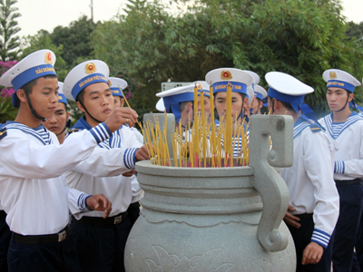 Các chiến sĩ Vùng 4 Hải quân dâng hương tại Tượng đài Bác Hồ