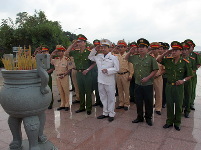 Đoàn của Công an TP. Cam Ranh dâng hương tại Tượng đài Bác Hồ