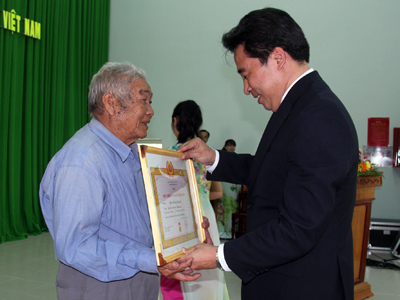 Ông Nguyễn Khắc Toàn trao tăng Huy hiệu 65 năm tuổi Đảng cho ông Trần Quang Thăng