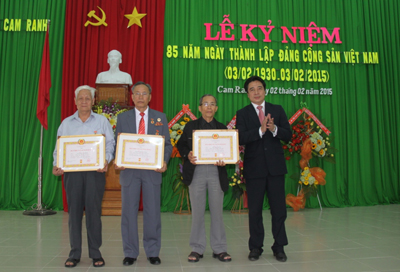 Ông Nguyễn Khắc Toàn tặng huy hiệu Đảng cho các đảng viên