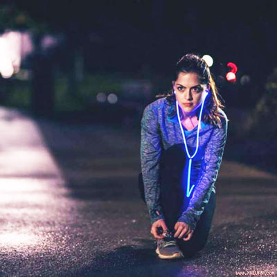 Cá tính với tai nghe có dây đeo phát sáng