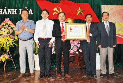 Đón nhận Huân chương Lao động hạng Nhì