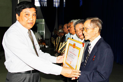 Trao Huy hiệu Đảng cho 253 đảng viên