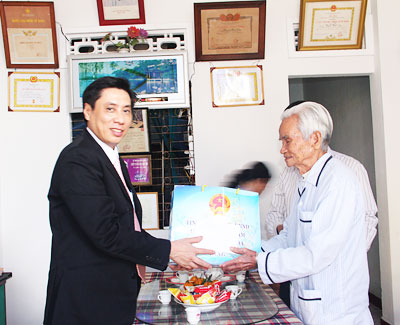 Đồng chí Lê Đức Vinh thăm hỏi, tặng quà tại gia đình ông Huỳnh Bầy.