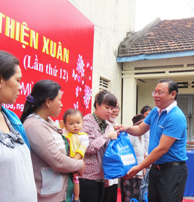 Các đơn vị tặng quà Tết tại một số địa phương