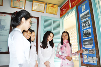 Cô và trò Trường THPT Nguyễn Văn Trỗi ôn lại truyền thống nhà trường.