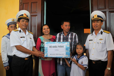 Trao quà Tết cho hộ dân tại đảo Trường Sa.   