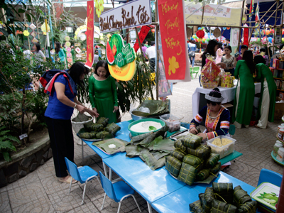 Gian hàng dạy cho trẻ gói bánh tét, bánh chưng