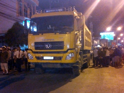 Sau khi tông chết người, chiếc xe tải chạy thêm một đoạn mới dừng lại.