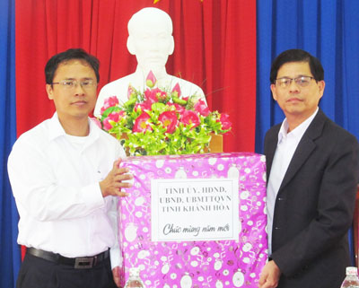 Đồng chí Nguyễn Tấn Tuân trao quà cho lãnh đạo huyện Khánh Vĩnh.