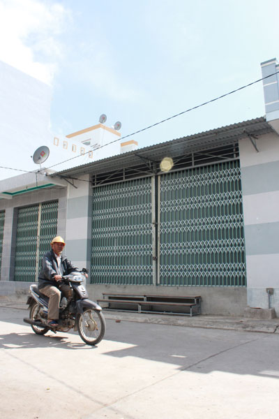 Gia đình anh Đức, chị Thủy hiện đã đóng cửa quán cà phê đi nơi khác tá túc.