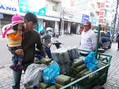 Một điểm bán bánh chưng, bánh tét trên đường Thống Nhất.