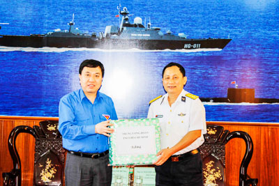 Thăm, chúc Tết Vùng 4 Hải quân