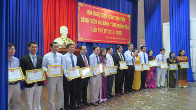 Các gương điển hình tiên tiến của Bệnh viện Đa khoa tỉnh nhận giấy khen của Sở Y tế.