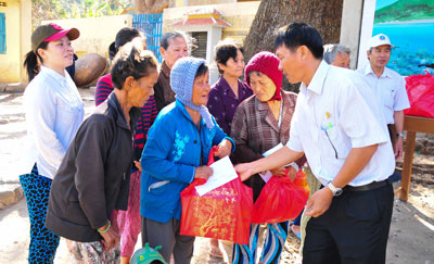 Các đơn vị tặng quà Tết tại một số địa phương