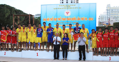 Đội bóng đá bãi biển Khánh Hòa (áo vàng) đoạt Huy chương Vàng tại Đại hội Thể dục thể thao toàn quốc lần 7.