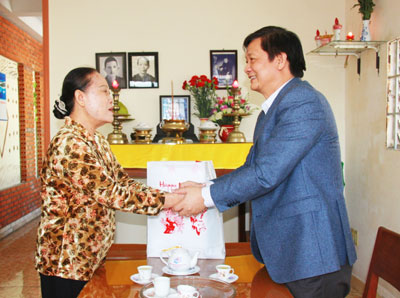 Thăm và chúc Tết gia đình cán bộ chủ chốt đã từ trần