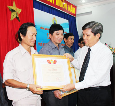 Ông Lê Hoàng Thọ, Chủ tịch Công đoàn ngành Công Thương tỉnh tặng bằng khen cho những tập thể, cá nhân xuất sắc.